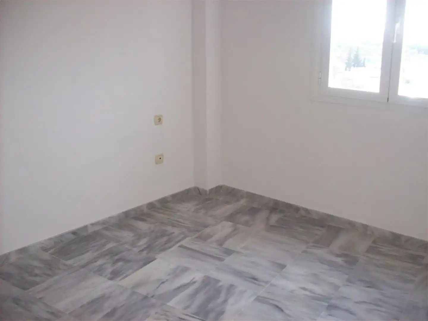 Piso en venta en Avenida de las Ciencias, 27, Colores - Entreparques Habitación de Piso en venta en Sevilla con Aire acondicionado, Calefacción y Jardín privado