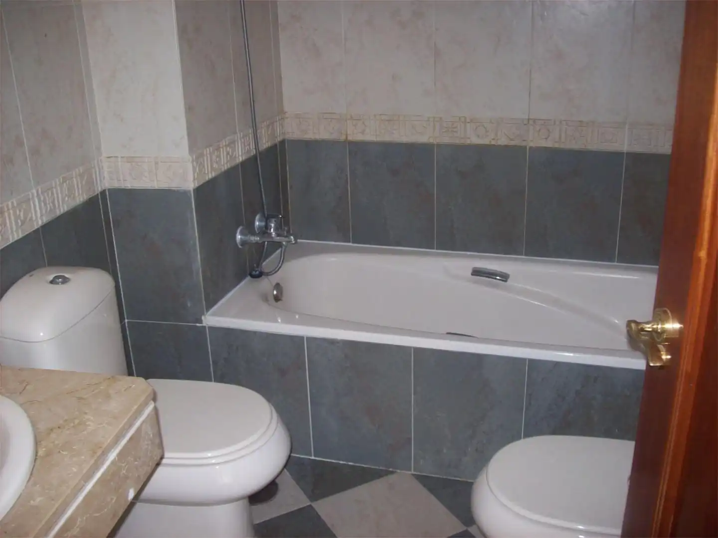 Piso en venta en Avenida de las Ciencias, 27, Colores - Entreparques Baño de Piso en venta en Sevilla con Aire acondicionado, Calefacción y Jardín privado