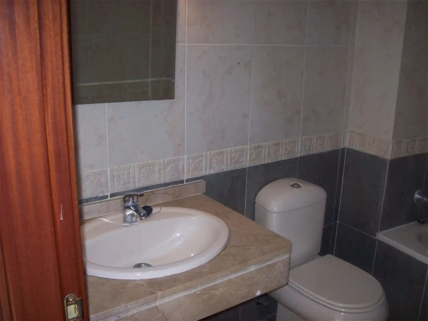 Piso en venta en Avenida de las Ciencias, 27, Colores - Entreparques Baño de Piso en venta en Sevilla con Aire acondicionado, Calefacción y Jardín privado