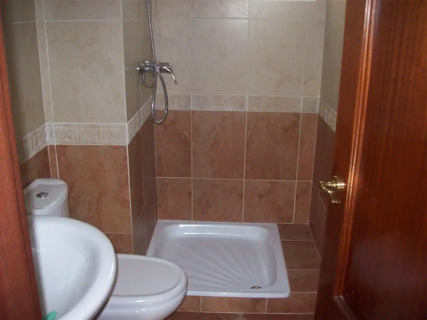 Piso en venta en Avenida de las Ciencias, 27, Colores - Entreparques Baño de Piso en venta en Sevilla con Aire acondicionado, Calefacción y Jardín privado