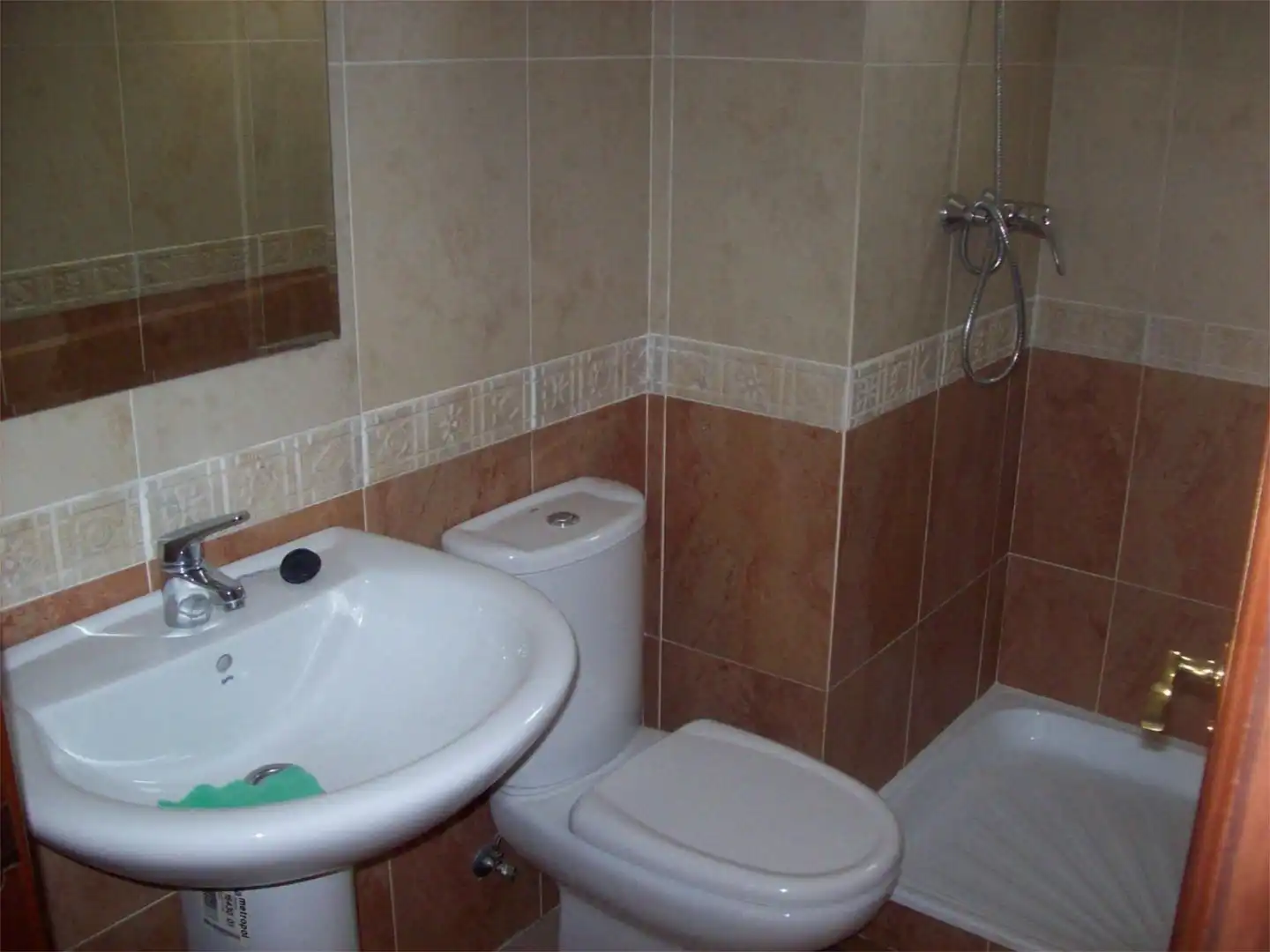 Piso en venta en Avenida de las Ciencias, 27, Colores - Entreparques Baño de Piso en venta en Sevilla con Aire acondicionado, Calefacción y Jardín privado