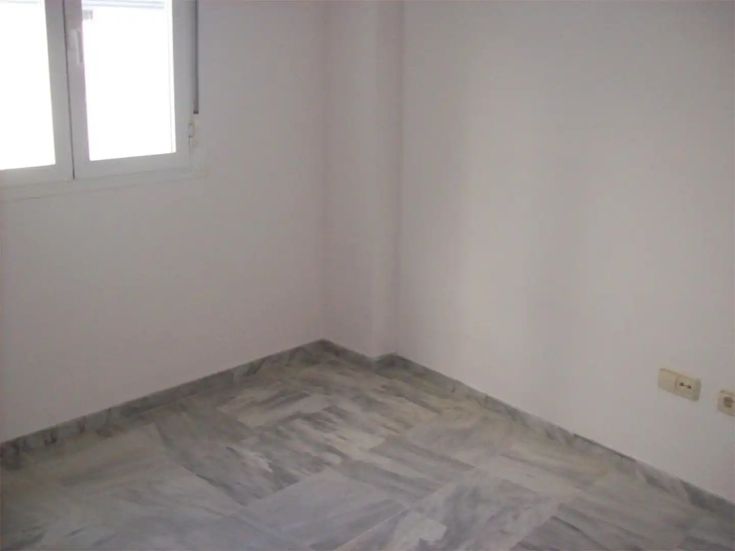 Piso en venta en Avenida de las Ciencias, 27, Colores - Entreparques Habitación de Piso en venta en Sevilla con Aire acondicionado, Calefacción y Jardín privado