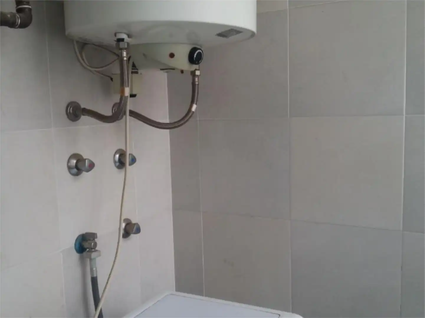 Piso en venta en Avenida de las Ciencias, 27, Colores - Entreparques Baño de Piso en venta en Sevilla con Aire acondicionado, Calefacción y Jardín privado