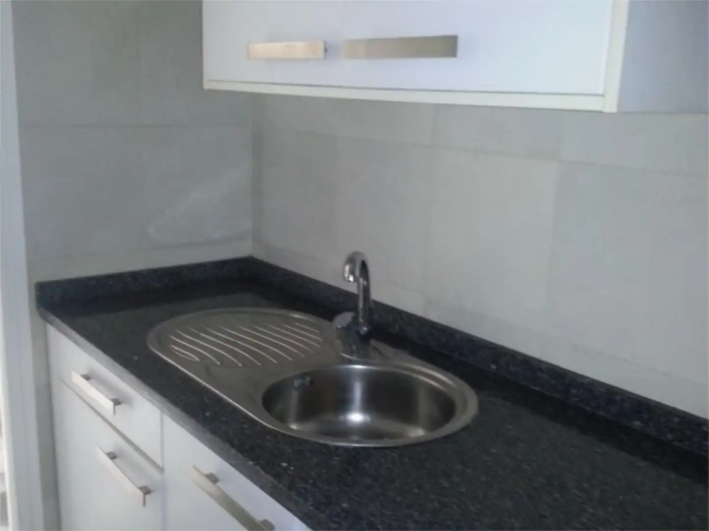 Piso en venta en Avenida de las Ciencias, 27, Colores - Entreparques Cocina de Piso en venta en Sevilla con Aire acondicionado, Calefacción y Jardín privado