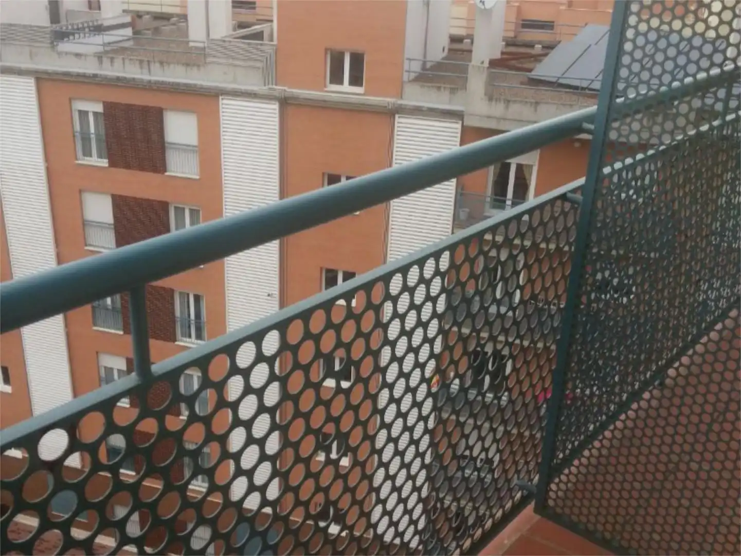 Piso en venta en Avenida de las Ciencias, 27, Colores - Entreparques Terraza de Piso en venta en Sevilla con Aire acondicionado, Calefacción y Jardín privado