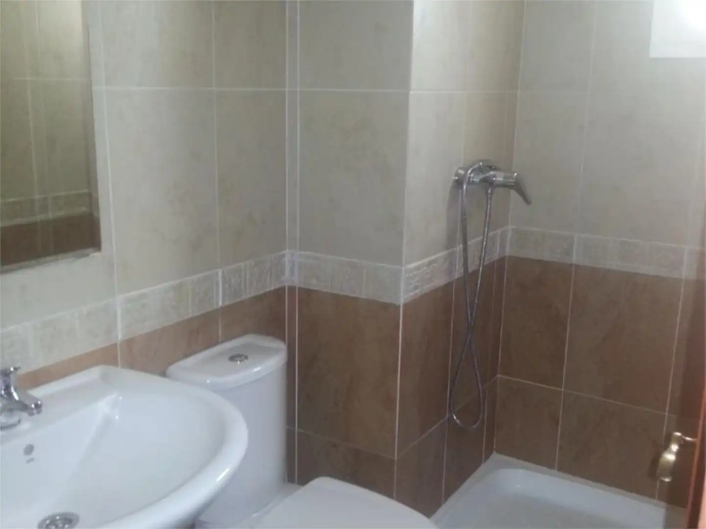 Piso en venta en Avenida de las Ciencias, 27, Colores - Entreparques Baño de Piso en venta en Sevilla con Aire acondicionado, Calefacción y Jardín privado