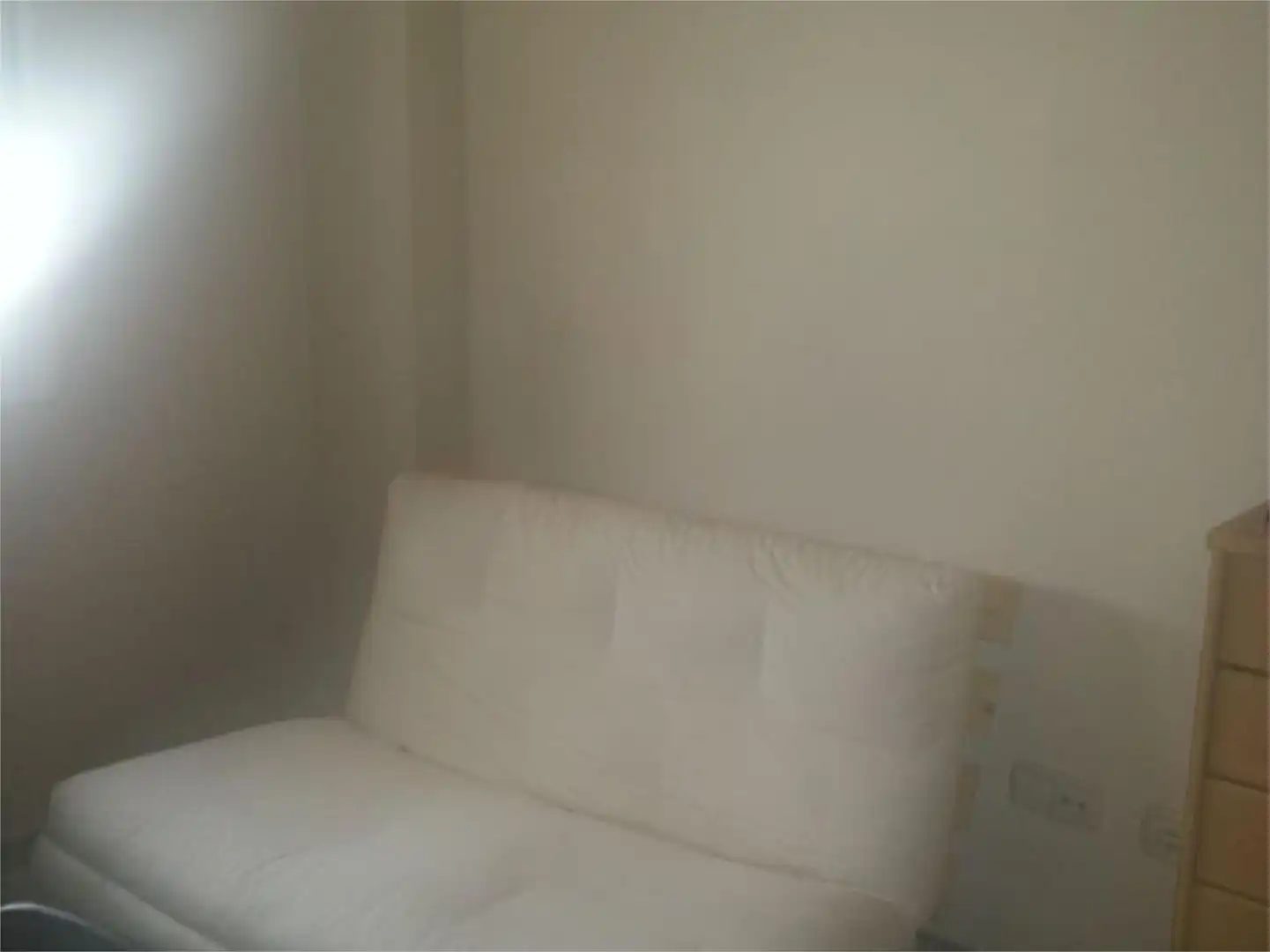 Piso en venta en Avenida de las Ciencias, 27, Colores - Entreparques Habitación de Piso en venta en Sevilla con Aire acondicionado, Calefacción y Jardín privado