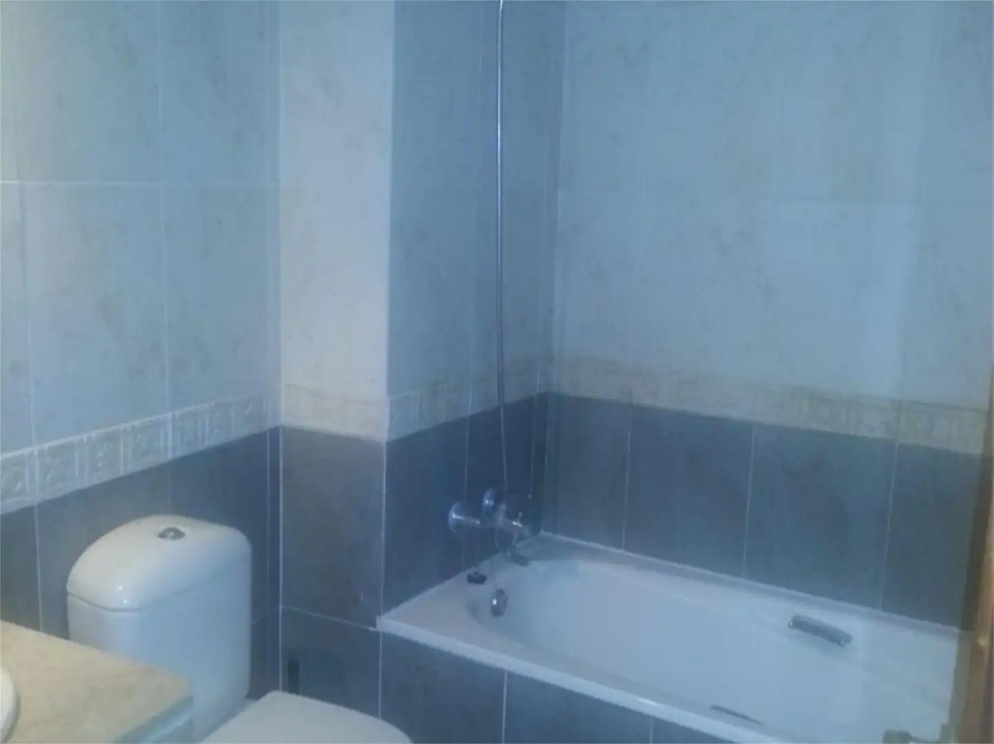 Piso en venta en Avenida de las Ciencias, 27, Colores - Entreparques Baño de Piso en venta en Sevilla con Aire acondicionado, Calefacción y Jardín privado