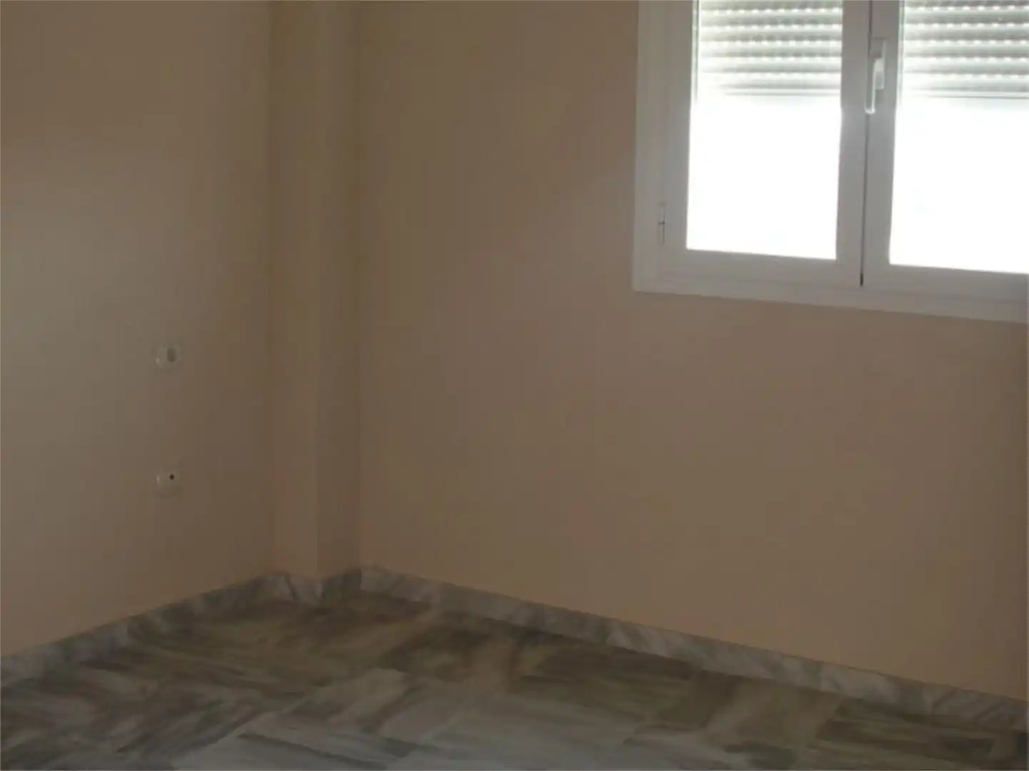 Piso en venta en Avenida de las Ciencias, 27, Colores - Entreparques Habitación de Piso en venta en Sevilla con Aire acondicionado, Calefacción y Jardín privado
