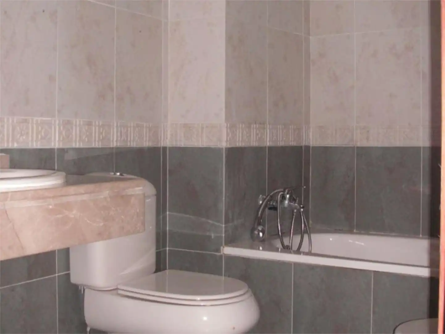 Piso en venta en Avenida de las Ciencias, 27, Colores - Entreparques Baño de Piso en venta en Sevilla con Aire acondicionado, Calefacción y Jardín privado