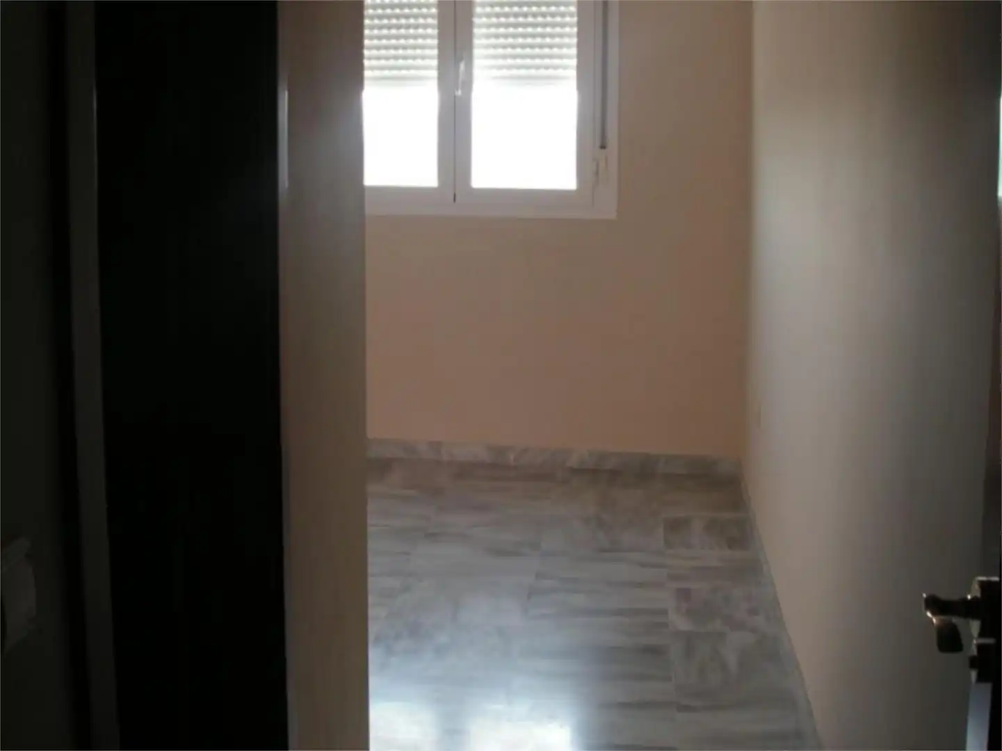 Piso en venta en Avenida de las Ciencias, 27, Colores - Entreparques Habitación de Piso en venta en Sevilla con Aire acondicionado, Calefacción y Jardín privado