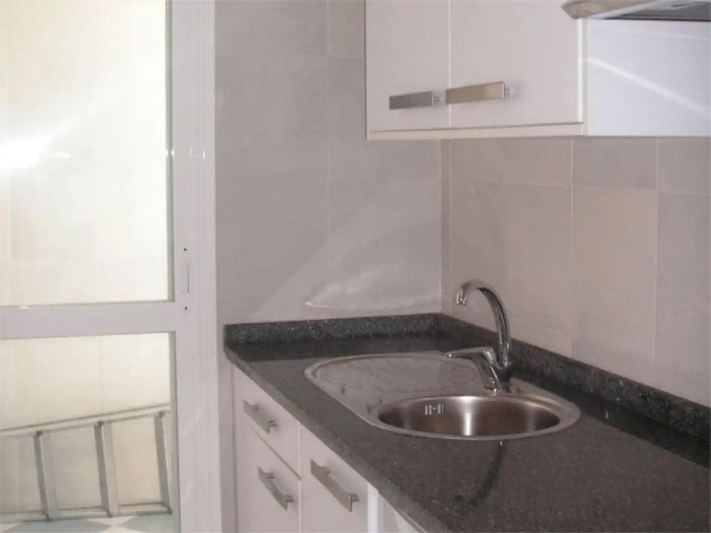 Piso en venta en Avenida de las Ciencias, 27, Colores - Entreparques Cocina de Piso en venta en Sevilla con Aire acondicionado, Calefacción y Jardín privado