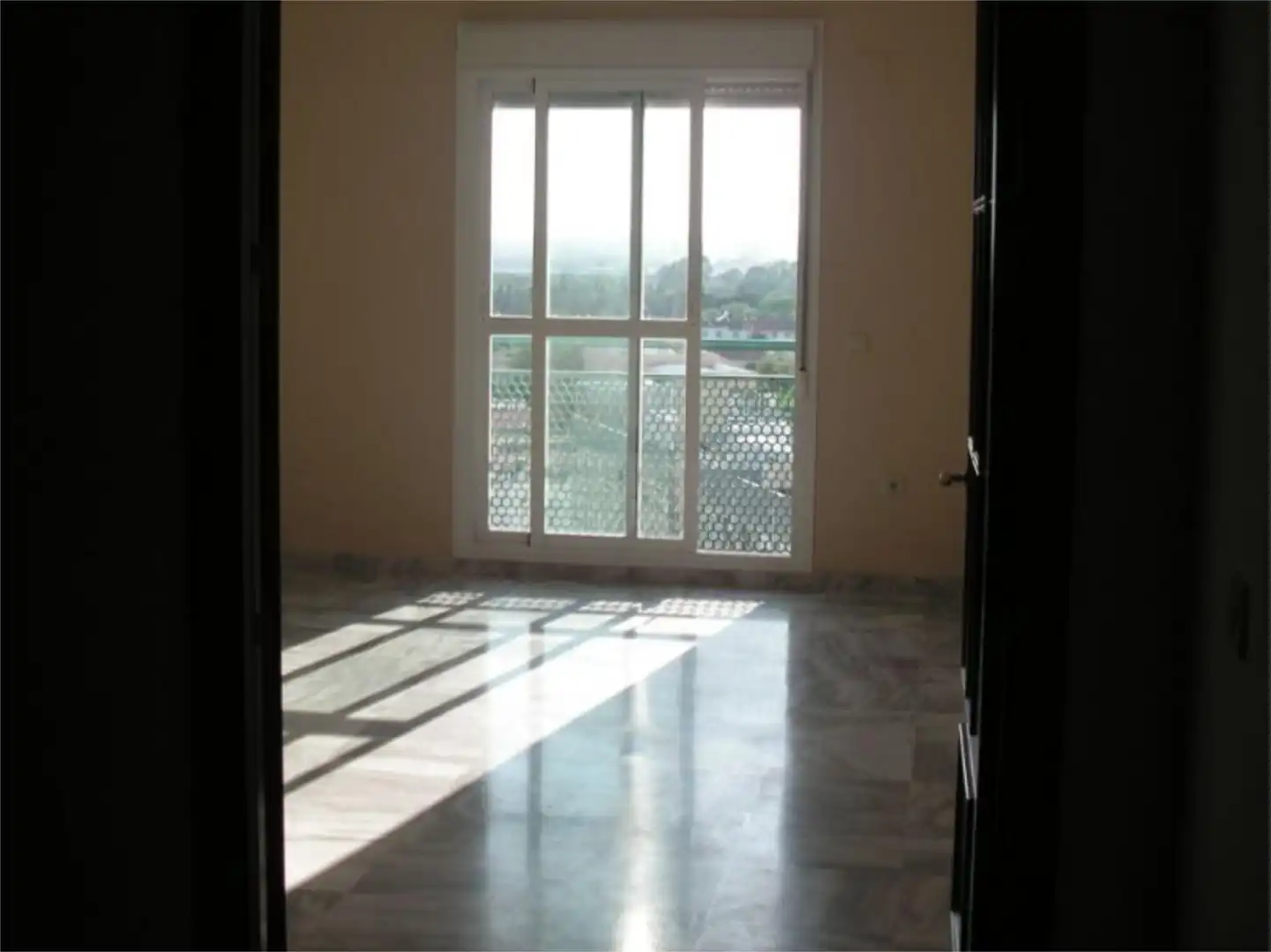Piso en venta en Avenida de las Ciencias, 27, Colores - Entreparques Piso en venta en Sevilla con Aire acondicionado, Calefacción y Jardín privado