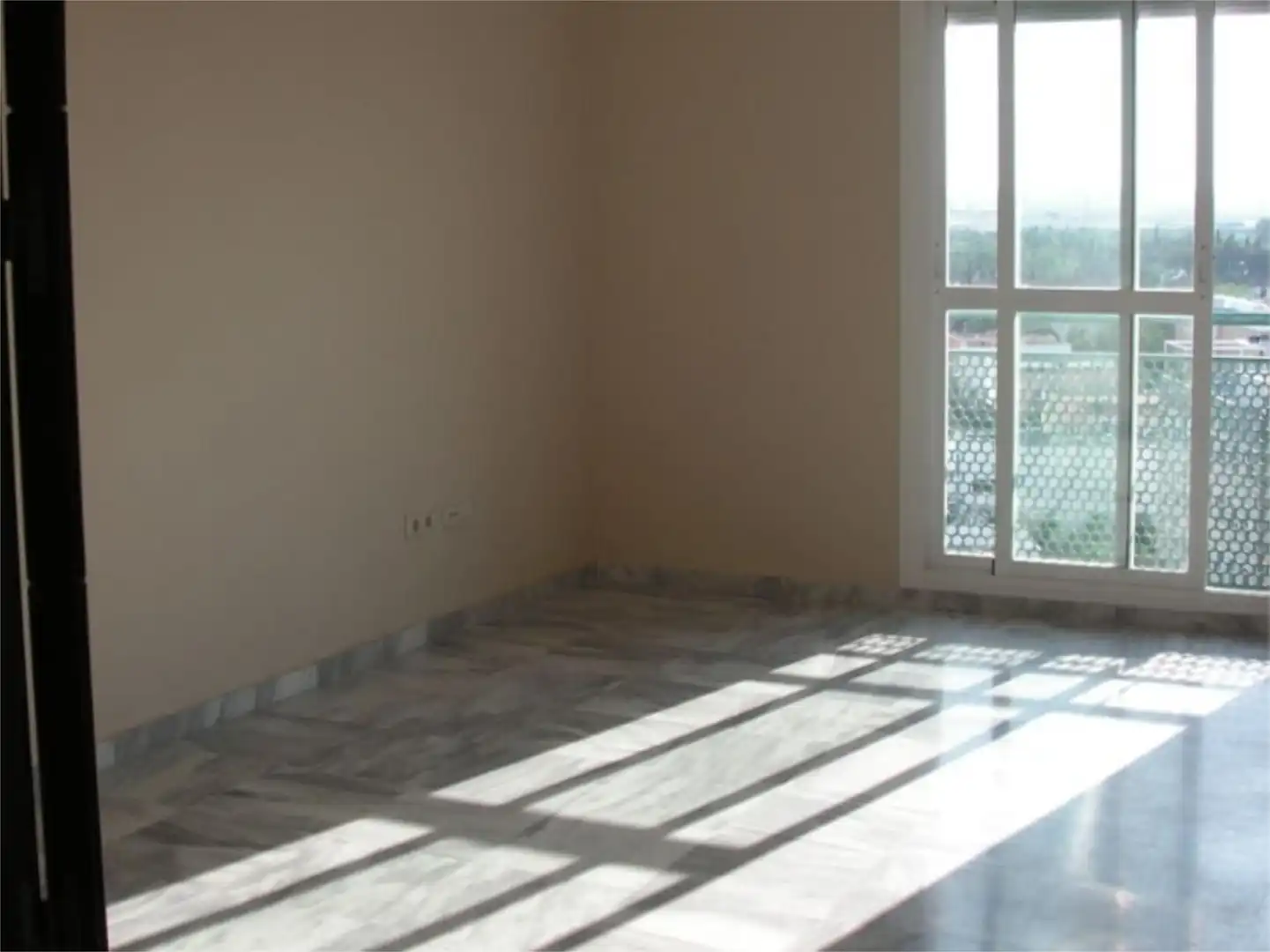 Piso en venta en Avenida de las Ciencias, 27, Colores - Entreparques Piso en venta en Sevilla con Aire acondicionado, Calefacción y Jardín privado