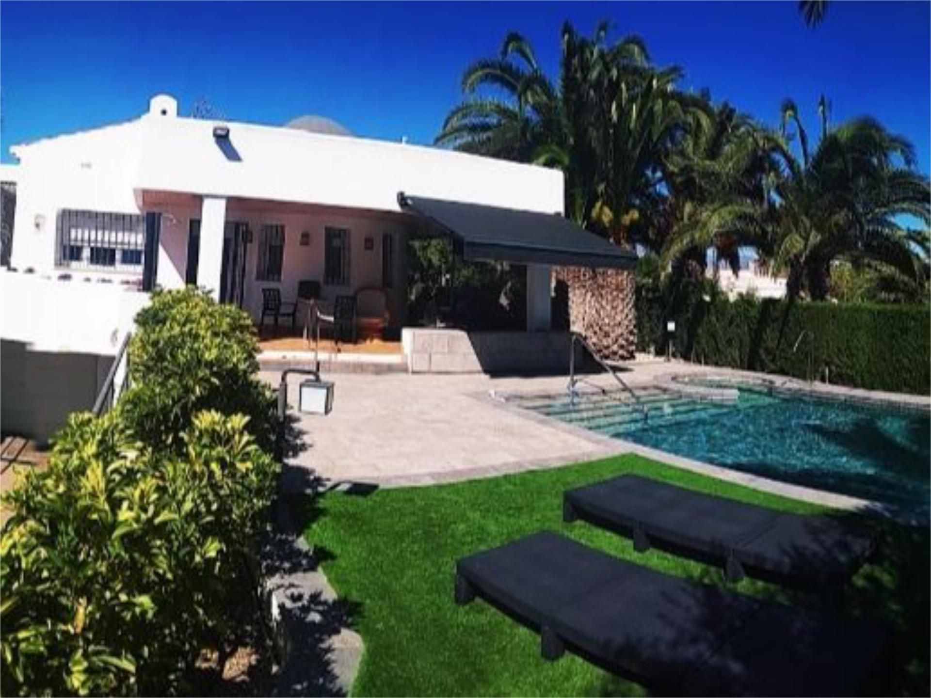 Casa o xalet en venda a Calle Alameda, 53, Roquetas de Mar Vista exterior de Casa o xalet en venda en Roquetas de Mar amb Aire condicionat, Terrassa i Piscina