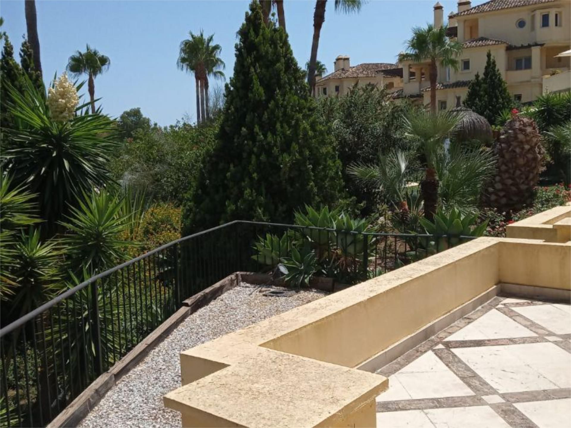 Terrassa de Pis de lloguer en Casares amb Aire condicionat, Calefacció i Jardí privat