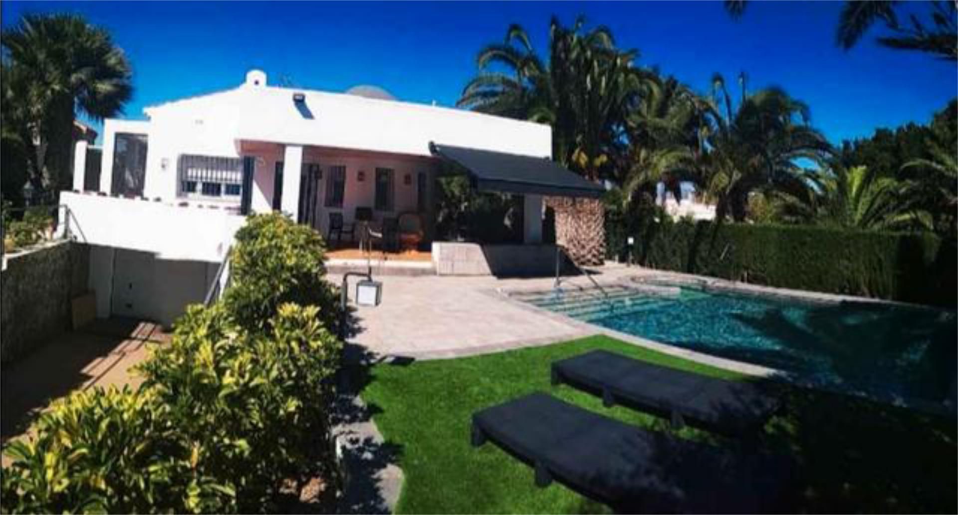 Exterior view of Single-family semi-detached for sale in Roquetas de Mar  with Terrace and Swimming Pool