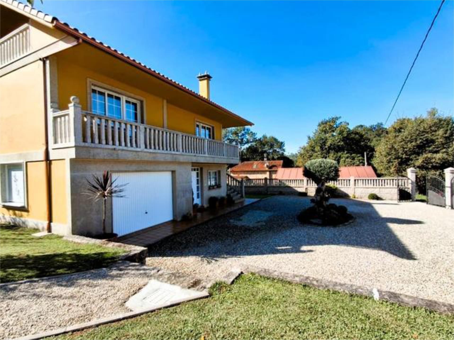 Casa adosada en venda a Ponteareas Vista exterior de Casa adosada en venda en Ponteareas amb Terrassa