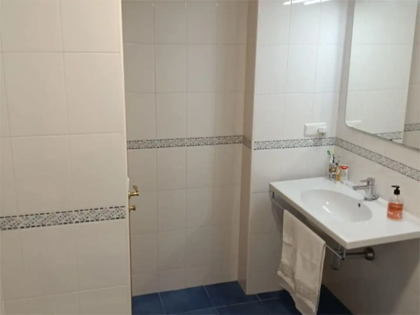 Flat for sale in a Penasca, 21, Miño Bathroom of Flat for sale in Miño with Heating and Private garden