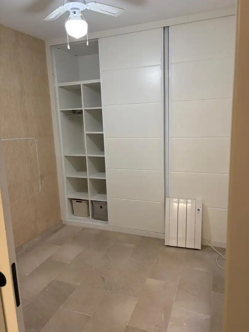 Wohnung zur Miete in Calle Aniceto Sáenz, 18, San Gil Schlafzimmer von Wohnung zur Miete in Sevilla mit Klimaanlage, Heizung und Privatgarten
