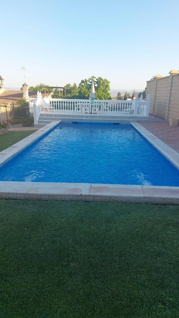 Swimming pool of House or chalet to rent in Linares  with Air Conditioner, Heating and Private garden