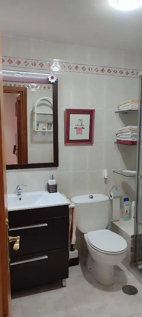 Casa adosada en venta en Calle Doctor Angel Canovas Amador, 1, Carretera de Sevilla - Los Montitos Baño de Casa adosada en venta en Badajoz Capital con Aire acondicionado y Balcón