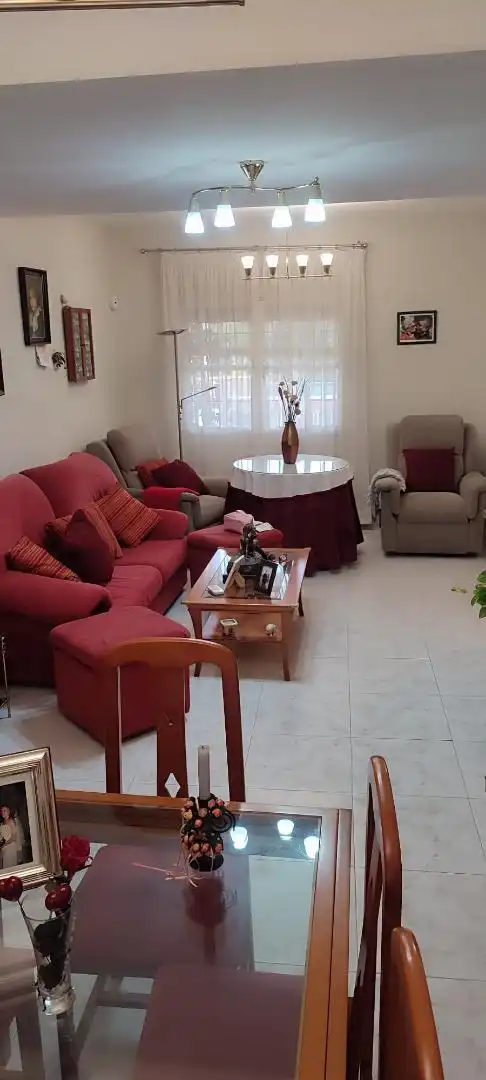 Casa adosada en venta en Calle Doctor Angel Canovas Amador, 1, Carretera de Sevilla - Los Montitos Sala de estar de Casa adosada en venta en Badajoz Capital con Aire acondicionado y Balcón