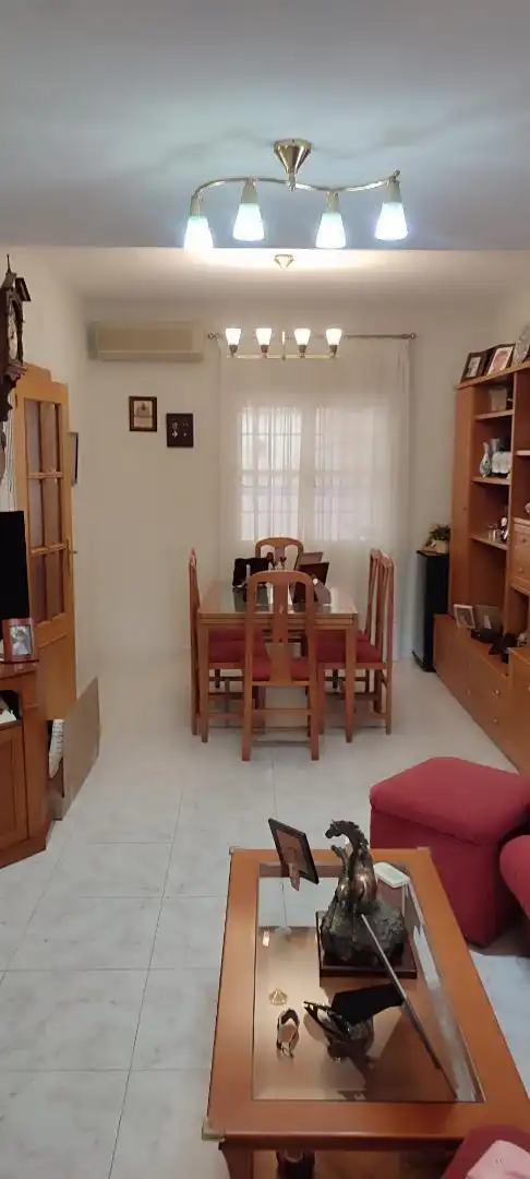 Casa adosada en venta en Calle Doctor Angel Canovas Amador, 1, Carretera de Sevilla - Los Montitos Comedor de Casa adosada en venta en Badajoz Capital con Aire acondicionado y Balcón
