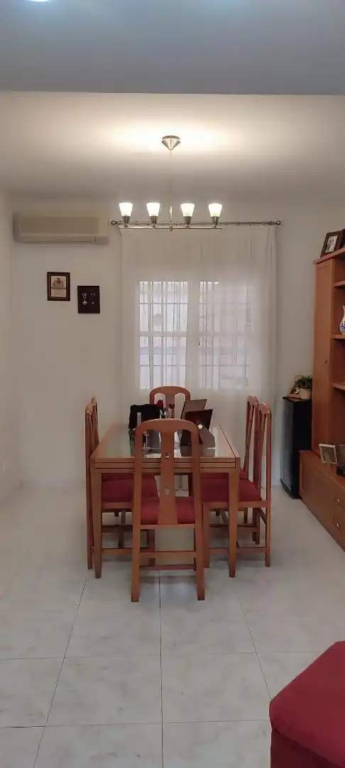 Casa adosada en venta en Calle Doctor Angel Canovas Amador, 1, Carretera de Sevilla - Los Montitos Comedor de Casa adosada en venta en Badajoz Capital con Aire acondicionado y Balcón