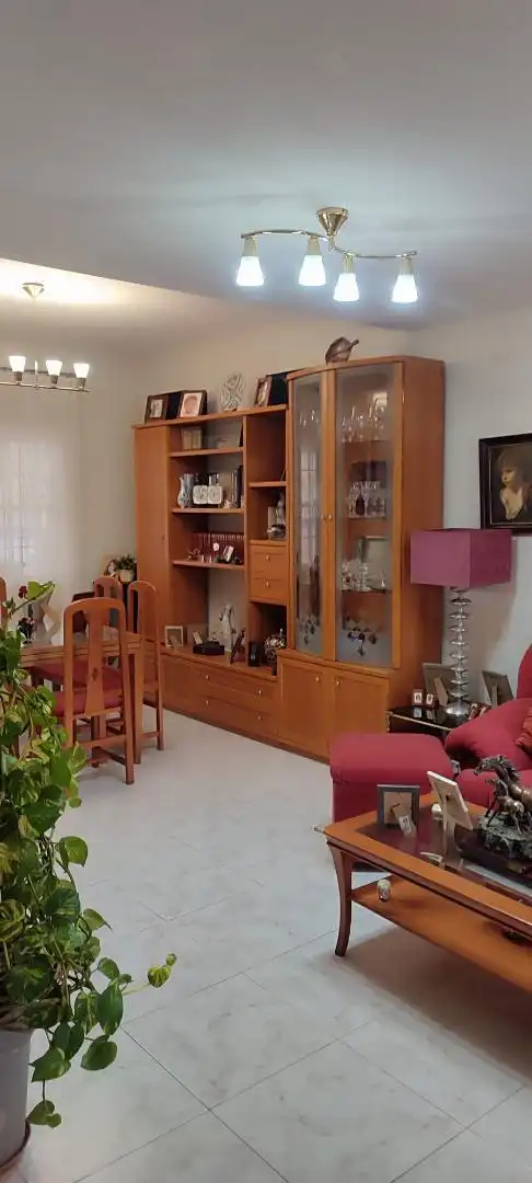 Casa adosada en venta en Calle Doctor Angel Canovas Amador, 1, Carretera de Sevilla - Los Montitos Sala de estar de Casa adosada en venta en Badajoz Capital con Aire acondicionado y Balcón