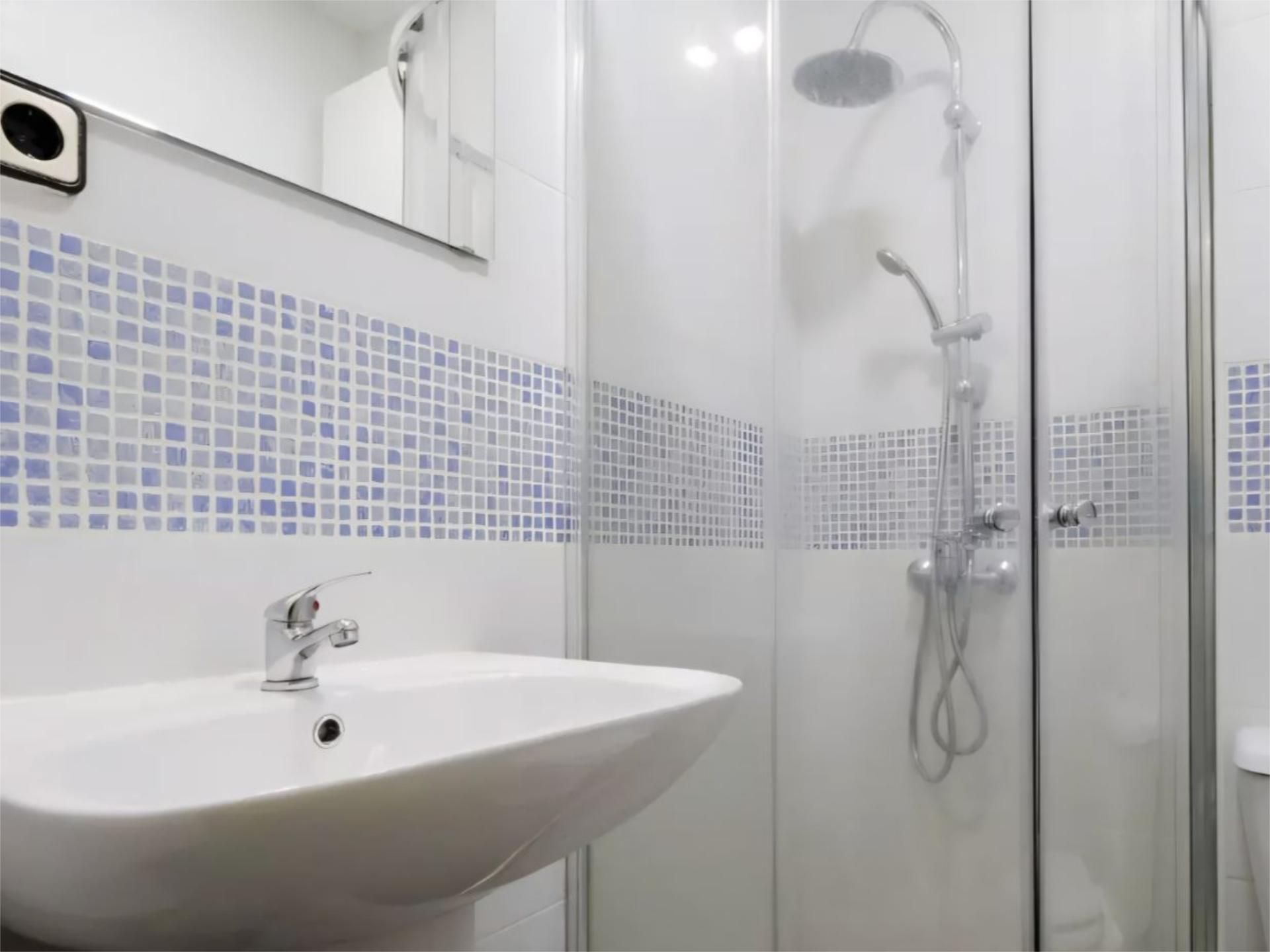 Baño de Piso para compartir en Getafe con Aire acondicionado, Calefacción y Amueblado