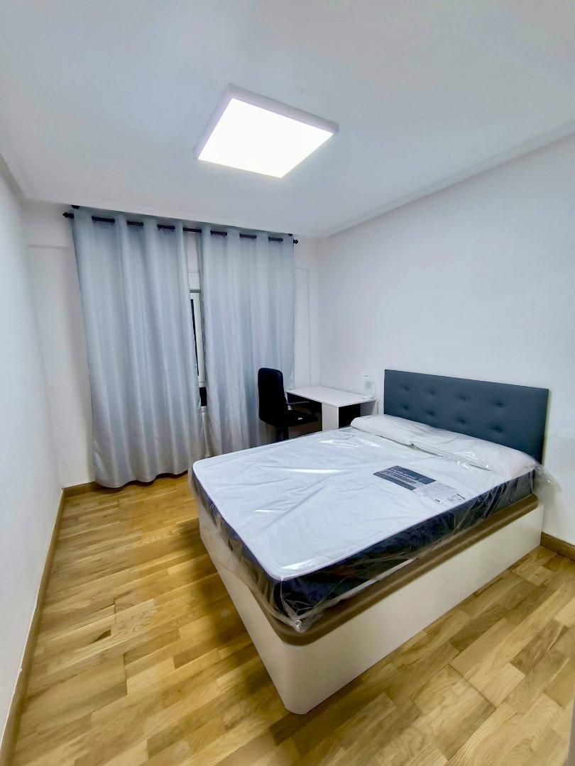 Bedroom of Flat to share in León Capital   with Heating, Parquet flooring and Terrace