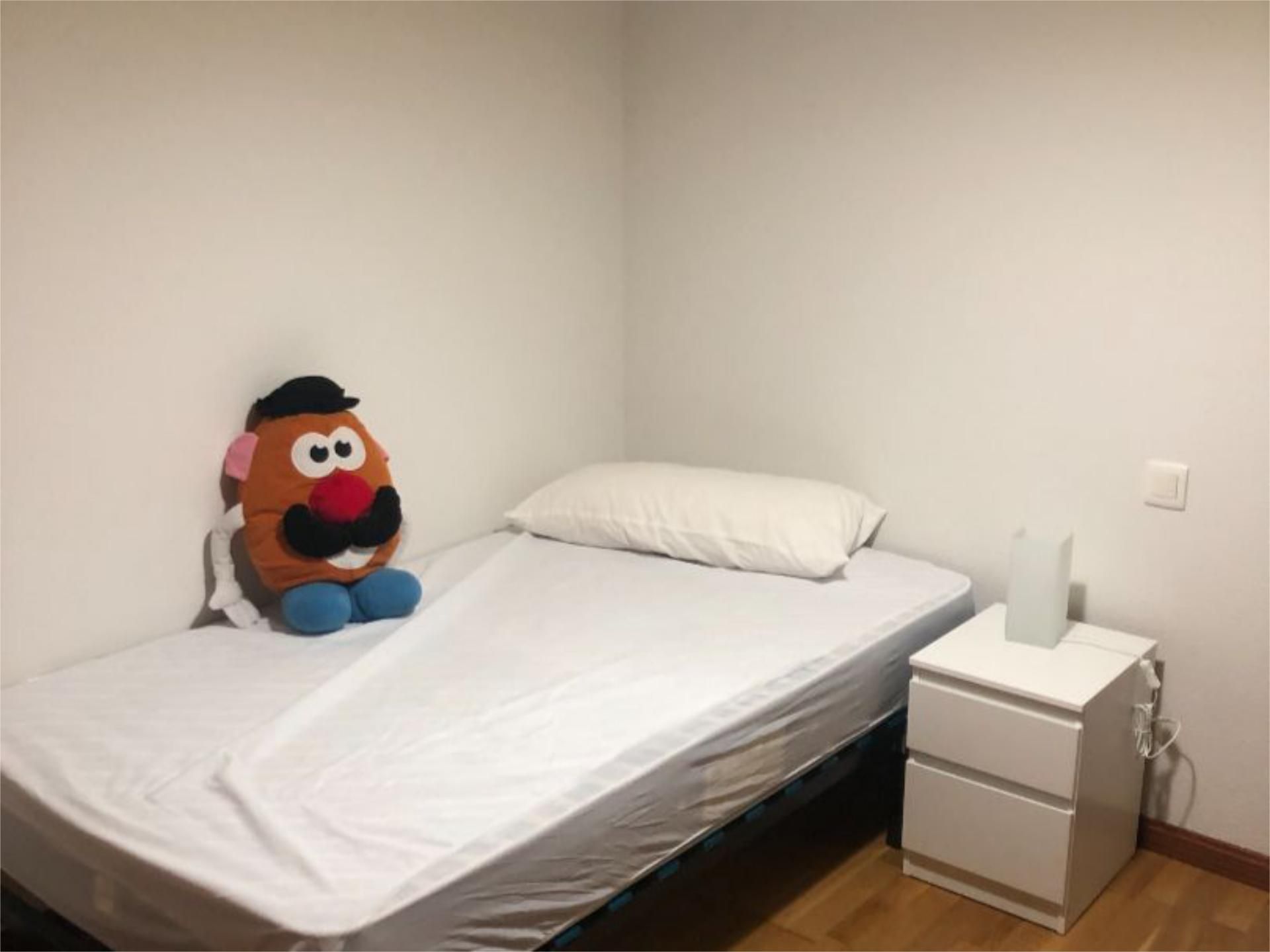 Flat for share in Calle Agustín Rodríguez Sahagún, 32, Universidad