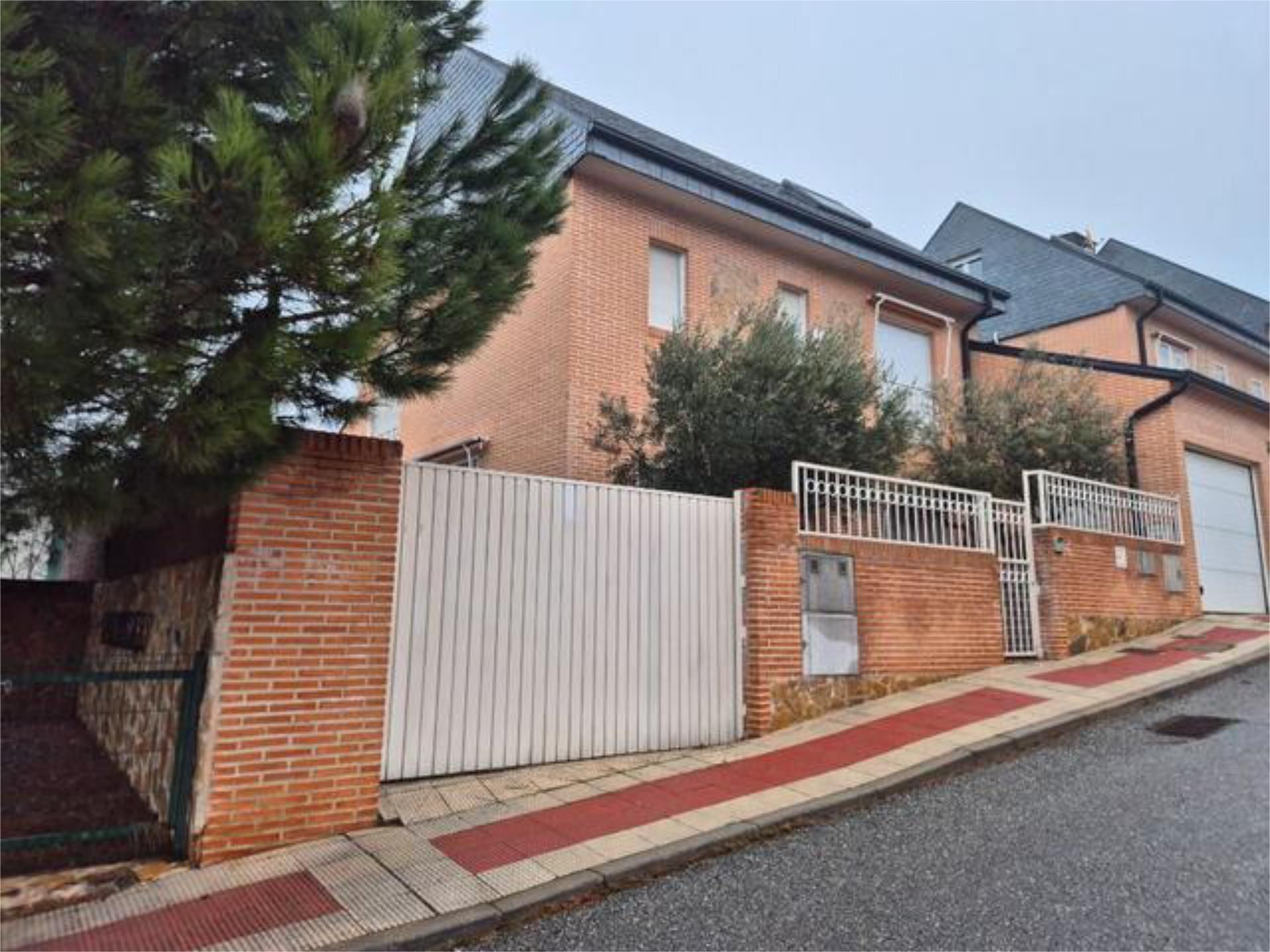 Vista exterior de Casa adosada en venda en Collado Villalba amb Calefacció, Jardí privat i Terrassa