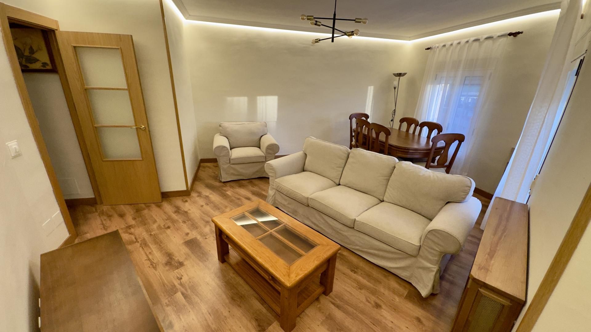 Sala d'estar de Pis de lloguer en Santa María la Real de Nieva amb Calefacció i Moblat