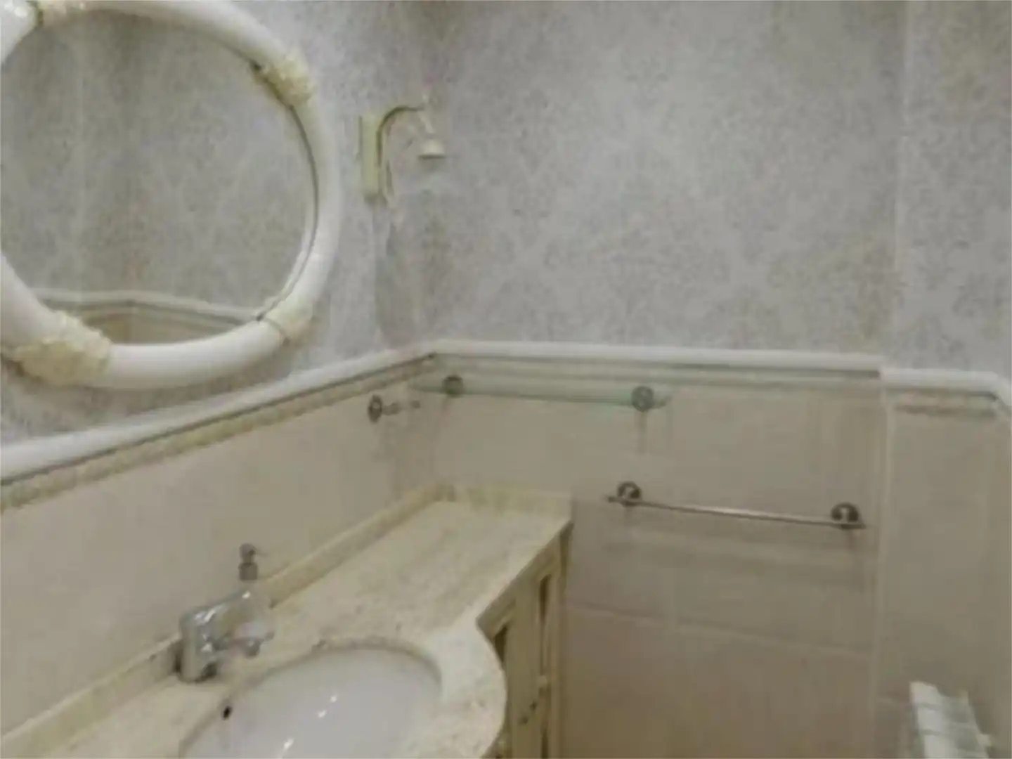 Wohnung zum Verkauf in Urbanización Las Gandarillas, Liendo Badezimmer von Wohnung zum Verkauf in Liendo mit Heizung, Privatgarten und Parkett