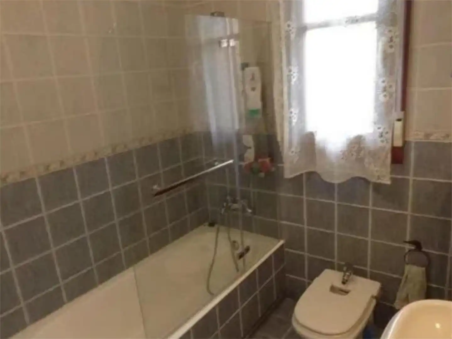 Wohnung zum Verkauf in Urbanización Las Gandarillas, Liendo Badezimmer von Wohnung zum Verkauf in Liendo mit Heizung, Privatgarten und Parkett