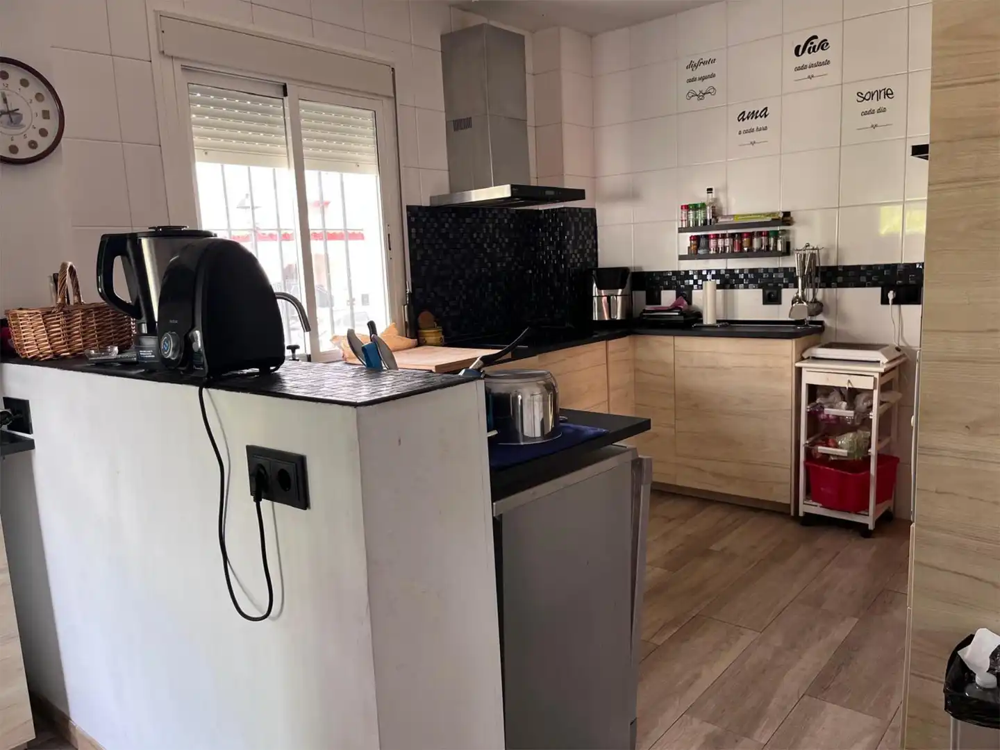 Cocina de Casa adosada en venta en Gines con Aire acondicionado, Calefacción y Jardín privado