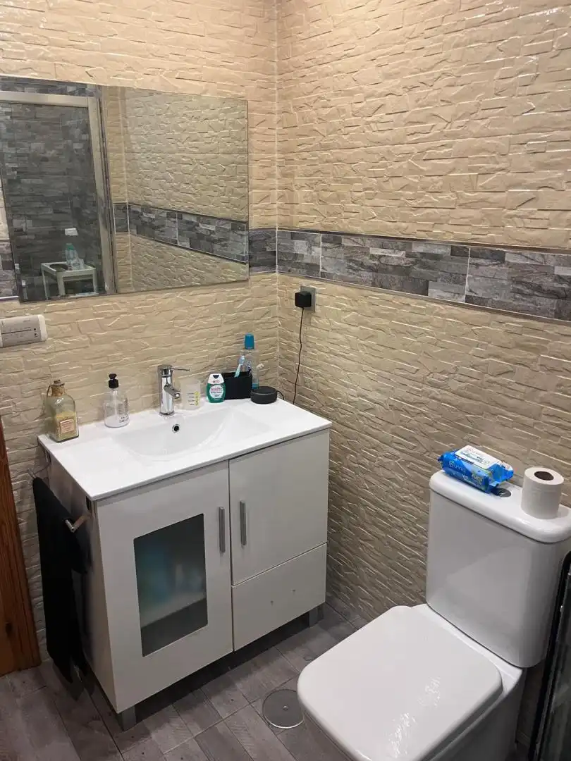 Baño de Casa adosada en venta en Gines con Aire acondicionado, Calefacción y Jardín privado