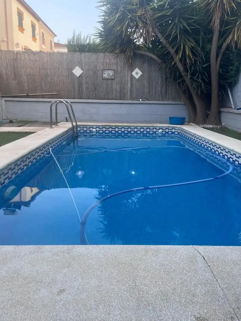 Piscina de Casa adosada en venta en Gines con Aire acondicionado, Calefacción y Jardín privado