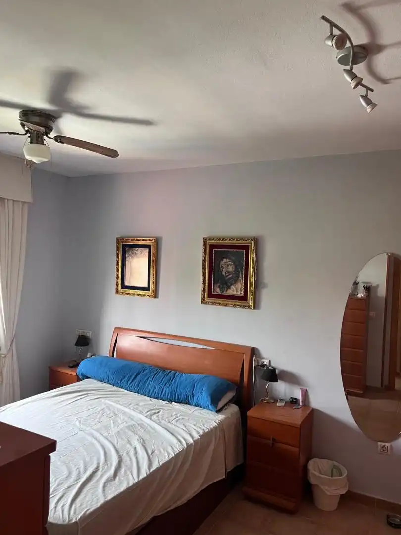 Habitación de Casa adosada en venta en Gines con Aire acondicionado, Calefacción y Jardín privado