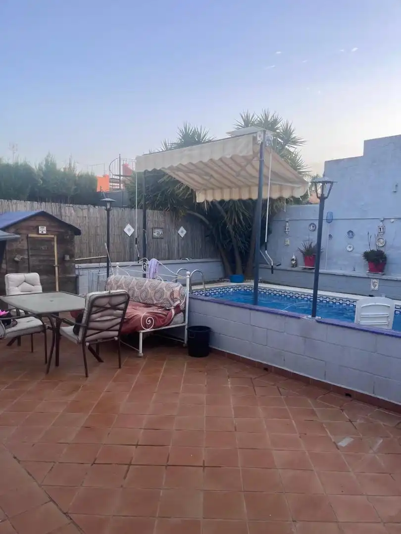 Piscina de Casa adosada en venta en Gines con Aire acondicionado, Calefacción y Jardín privado