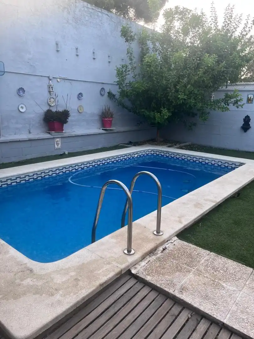 Piscina de Casa adosada en venta en Gines con Aire acondicionado, Calefacción y Jardín privado