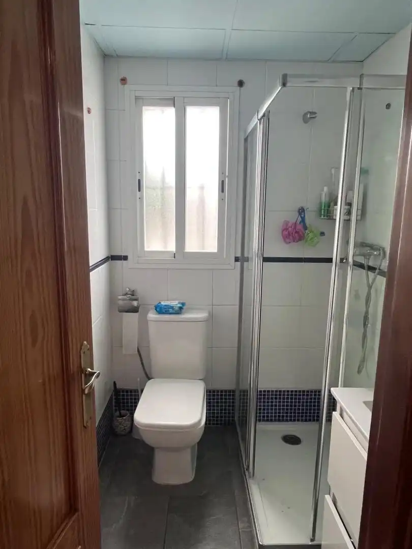 Baño de Casa adosada en venta en Gines con Aire acondicionado, Calefacción y Jardín privado