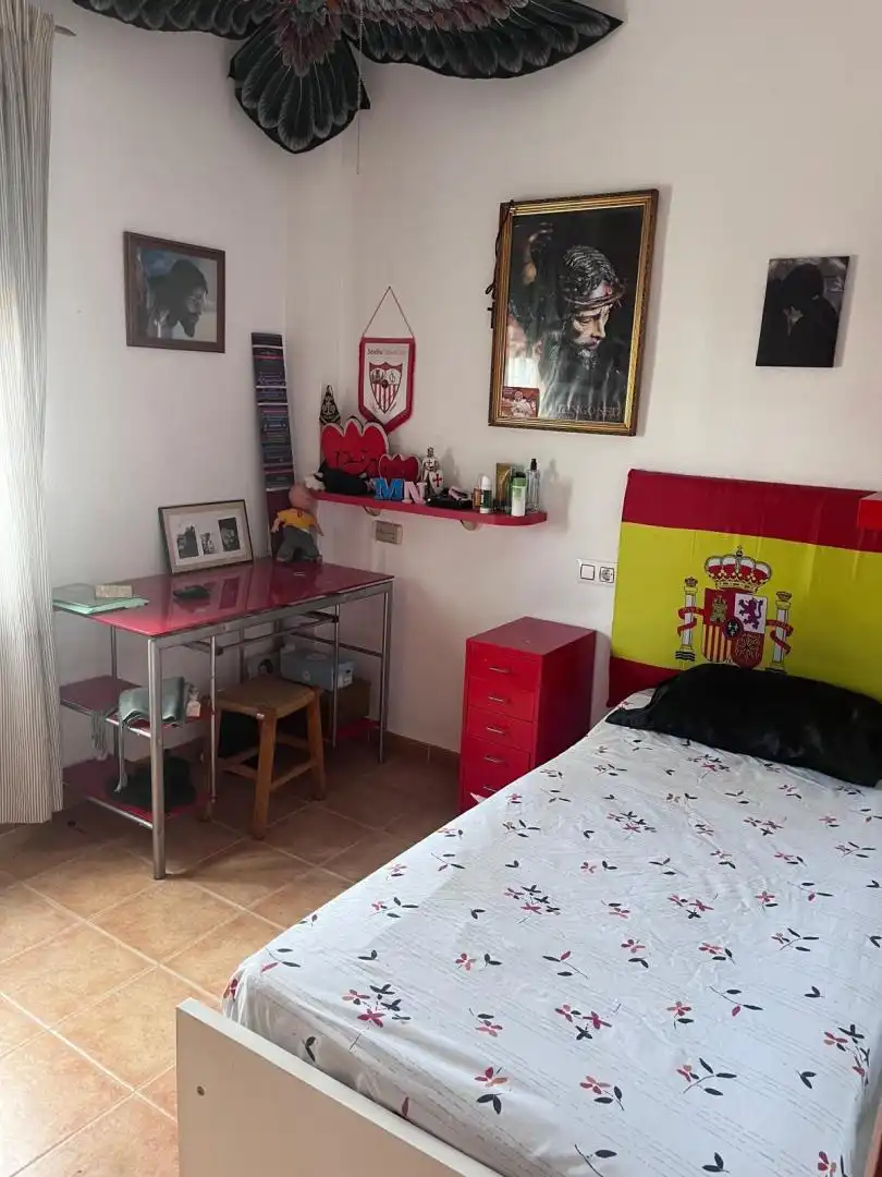 Habitación de Casa adosada en venta en Gines con Aire acondicionado, Calefacción y Jardín privado