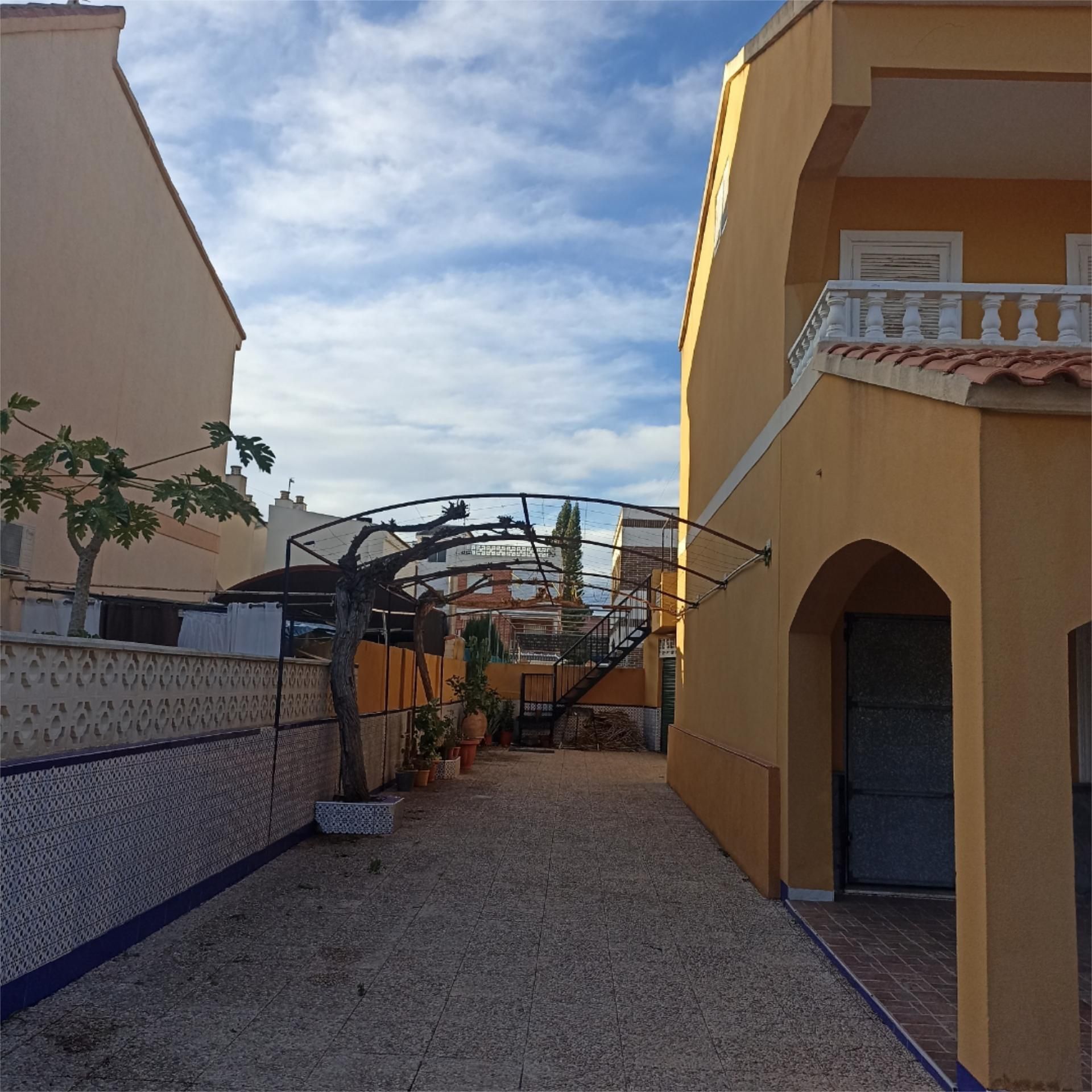 Vista exterior de Dúplex en venda en Los Alcázares amb Jardí privat, Terrassa i Traster