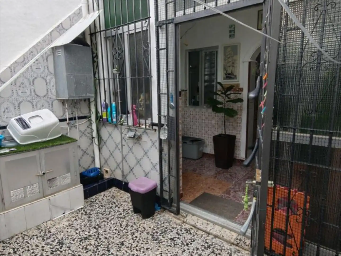 Einfamilien-Reihenhaus zum Verkauf in San José - San Bernardo Einfamilien-Reihenhaus zum Verkauf in La Línea de la Concepción mit Terrasse und Abstellraum