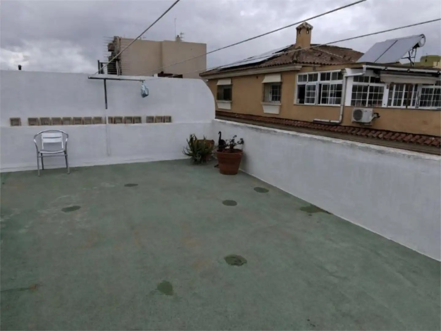 Einfamilien-Reihenhaus zum Verkauf in San José - San Bernardo Terrasse von Einfamilien-Reihenhaus zum Verkauf in La Línea de la Concepción mit Terrasse und Abstellraum