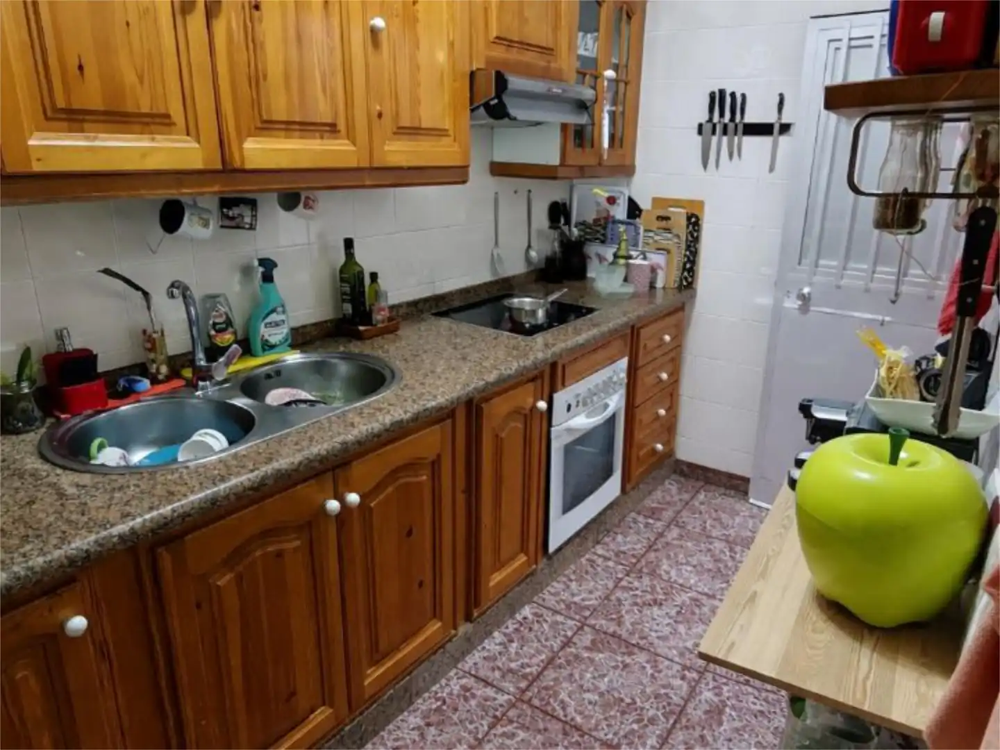 Einfamilien-Reihenhaus zum Verkauf in San José - San Bernardo Küche von Einfamilien-Reihenhaus zum Verkauf in La Línea de la Concepción mit Terrasse und Abstellraum