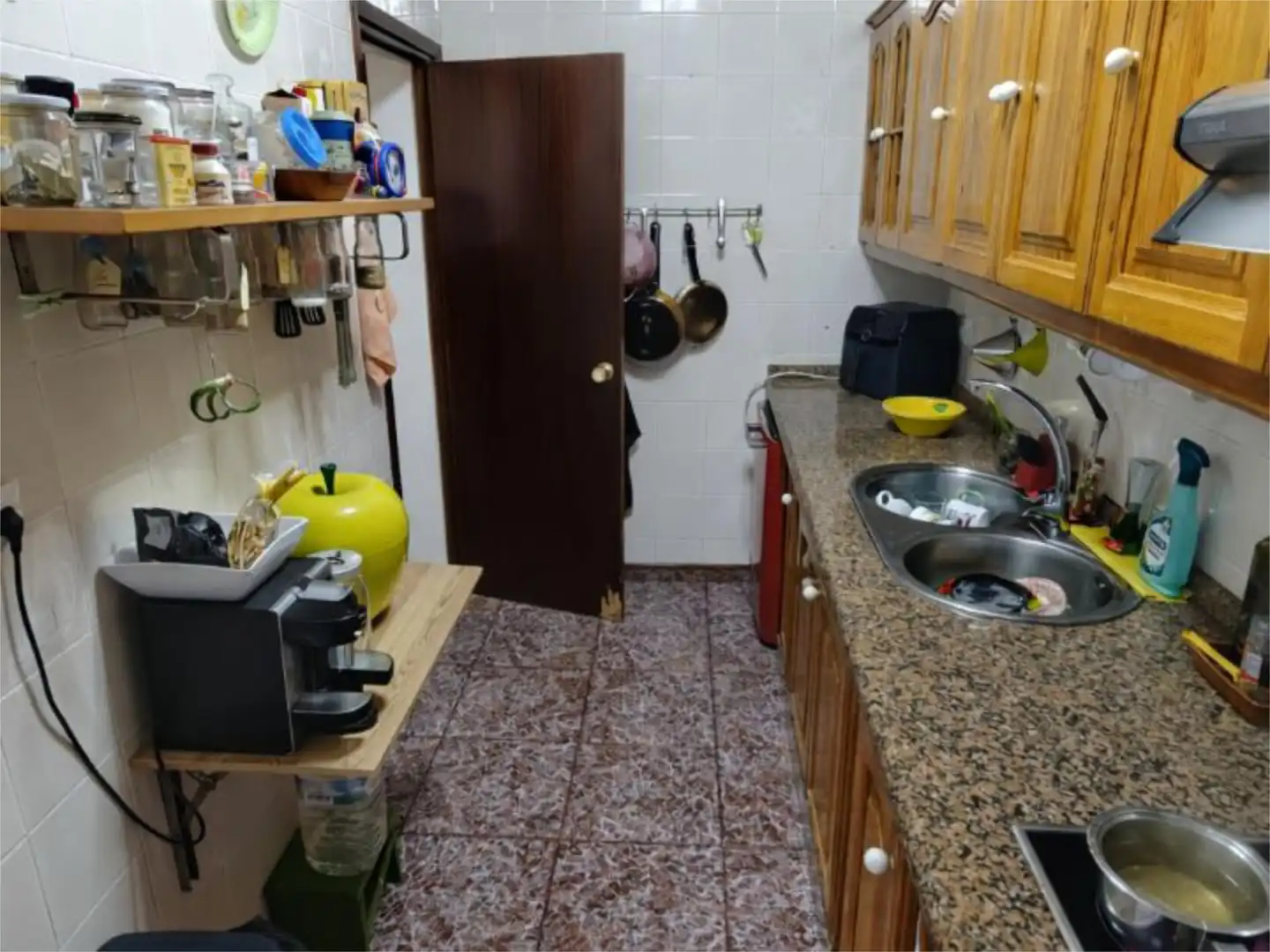 Einfamilien-Reihenhaus zum Verkauf in San José - San Bernardo Küche von Einfamilien-Reihenhaus zum Verkauf in La Línea de la Concepción mit Terrasse und Abstellraum